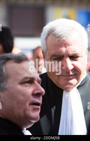 L'avocat français Thierry Herzog et Francis Szpiner s'entretient avec leurs collègues alors que les manifestants manifestent contre la réforme des retraites devant l'Opéra Garnier à Paris le 16 septembre 2019. Plusieurs milliers d'avocats, accompagnés de professionnels de la santé (médecins, infirmières, etc.) ou du transport aérien (pilotes, hôtesses, stewards), tous opposés au « système universel » des pensions recherché par le gouvernement, ont commencé à protester pour défendre leurs « régimes autonomes ». Photo de Raphael Lafargue/ABACAPRESS.COM Banque D'Images