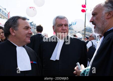 L'avocat français Thierry Herzog et Francis Szpiner s'entretient avec leurs collègues alors que les manifestants manifestent contre la réforme des retraites devant l'Opéra Garnier à Paris le 16 septembre 2019. Plusieurs milliers d'avocats, accompagnés de professionnels de la santé (médecins, infirmières, etc.) ou du transport aérien (pilotes, hôtesses, stewards), tous opposés au « système universel » des pensions recherché par le gouvernement, ont commencé à protester pour défendre leurs « régimes autonomes ». Photo de Raphael Lafargue/ABACAPRESS.COM Banque D'Images