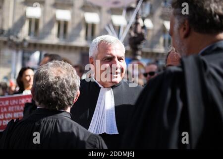 L'avocat français Thierry Herzog s'entretient avec ses collègues alors que des manifestants manifestent contre la réforme des retraites devant l'Opéra Garnier de Paris le 16 septembre 2019. Plusieurs milliers d'avocats, accompagnés de professionnels de la santé (médecins, infirmières, etc.) ou du transport aérien (pilotes, hôtesses, stewards), tous opposés au « système universel » des pensions recherché par le gouvernement, ont commencé à protester pour défendre leurs « régimes autonomes ». Photo de Raphael Lafargue/ABACAPRESS.COM Banque D'Images