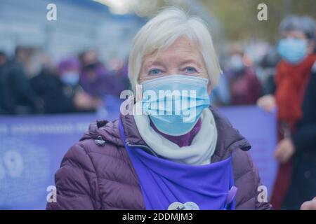 Malgré les restrictions du coronavirus, les gens sont descendus dans la rue pour exiger un changement de politique et un engagement de la part de l'ensemble de la société, en t Banque D'Images