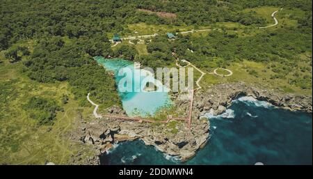 Lac limpid au vert tropical nature paysage vue aérienne. Point de repère pittoresque de la lagune de Weburi à l'île de Sumba, en Indonésie. Été verdure plantes tropicales de l'Asie attraction tir de drone Banque D'Images