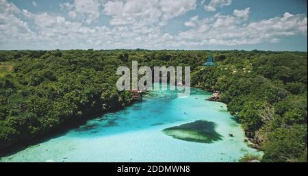 Lac de Weekuri limpid avec eau salée dans une forêt tropicale verte. Lagon turquoise d'eau salée aux plantes tropicales. Détendez-vous et profitez d'un paysage d'été serein dans l'île de Sumba, en Indonésie, en Asie, sous un éclairage tamisé Banque D'Images