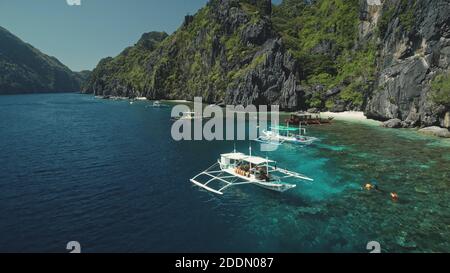 Paysage marin bleu avec des navires à la baie de mer. Passagers bateaux à la croisière paradisiaque d'été. Asie nature paysage à la colline île d'El Nido, Philippines, Archipel de Visayas. Voyage cinématographique à Ocean gulf Banque D'Images