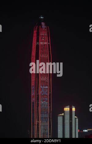 Ping an Finance Centre, 4e bâtiment mondial le plus haut, la nuit, Shenzhen, province de Guangdong, Chine 14 octobre 2020 - photographié de Mai po à Hong Kong Banque D'Images