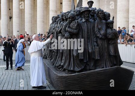 Le pape François dévoile une sculpture commémorant les migrants et les réfugiés intitulée « Anges unawares » de l'artiste canadien Timothy Schmaltz, sur la place Saint-Pétersbourg, au Vatican, le 29 septembre 2019. 'Angels unawares' est une sculpture grandeur nature en bronze et en argile, qui représente un groupe de migrants et de réfugiés de différents milieux culturels et raciaux et de diverses périodes historiques dans le temps. La présence de la sculpture sur la place Saint-Pétersbourg est destinée à commémorer la 105e Journée mondiale des migrants et des réfugiés. Photo par Eric Vandeville/ABACAPRESS.COM Banque D'Images