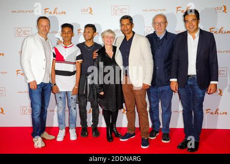 Pierre-François Martin-Laval a.k.a PEF , Fahim Mohammad, Ahmed Assad, Isabelle Nanty, Mizanur Rahaman, invité et Patrick Cohen assistant à la première de Fahim tenue au Grand Rex à Paris, France, le 29 septembre 2019. Photo de David Boyer/ABACAPRESS.COM Banque D'Images