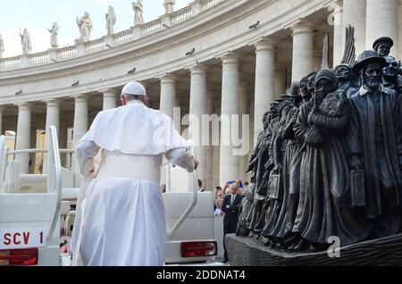 Le pape François dévoile une sculpture commémorant les migrants et les réfugiés intitulée « Anges unawares » de l'artiste canadien Timothy Schmaltz, sur la place Saint-Pétersbourg, au Vatican, le 29 septembre 2019. 'Angels unawares' est une sculpture grandeur nature en bronze et en argile, qui représente un groupe de migrants et de réfugiés de différents milieux culturels et raciaux et de diverses périodes historiques dans le temps. La présence de la sculpture sur la place Saint-Pétersbourg est destinée à commémorer la 105e Journée mondiale des migrants et des réfugiés. Photo par Eric Vandeville/ABACAPRESS.COM Banque D'Images