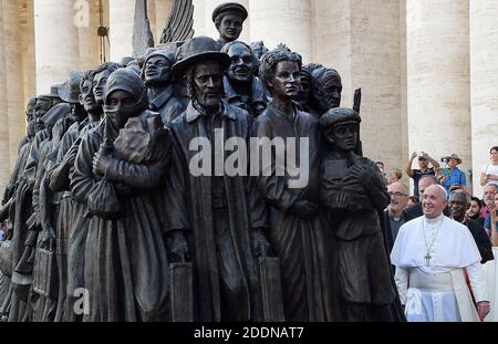 Le pape François dévoile une sculpture commémorant les migrants et les réfugiés intitulée « Anges unawares » de l'artiste canadien Timothy Schmaltz, sur la place Saint-Pétersbourg, au Vatican, le 29 septembre 2019. 'Angels unawares' est une sculpture grandeur nature en bronze et en argile, qui représente un groupe de migrants et de réfugiés de différents milieux culturels et raciaux et de diverses périodes historiques dans le temps. La présence de la sculpture sur la place Saint-Pétersbourg est destinée à commémorer la 105e Journée mondiale des migrants et des réfugiés. Photo par Eric Vandeville/ABACAPRESS.COM Banque D'Images