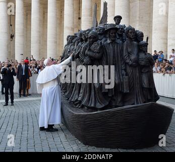 Le pape François dévoile une sculpture commémorant les migrants et les réfugiés intitulée « Anges unawares » de l'artiste canadien Timothy Schmaltz, sur la place Saint-Pétersbourg, au Vatican, le 29 septembre 2019. 'Angels unawares' est une sculpture grandeur nature en bronze et en argile, qui représente un groupe de migrants et de réfugiés de différents milieux culturels et raciaux et de diverses périodes historiques dans le temps. La présence de la sculpture sur la place Saint-Pétersbourg est destinée à commémorer la 105e Journée mondiale des migrants et des réfugiés. Photo par Eric Vandeville/ABACAPRESS.COM Banque D'Images