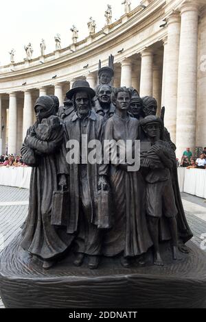 Le pape François dévoile une sculpture commémorant les migrants et les réfugiés intitulée « Anges unawares » de l'artiste canadien Timothy Schmaltz, sur la place Saint-Pétersbourg, au Vatican, le 29 septembre 2019. 'Angels unawares' est une sculpture grandeur nature en bronze et en argile, qui représente un groupe de migrants et de réfugiés de différents milieux culturels et raciaux et de diverses périodes historiques dans le temps. La présence de la sculpture sur la place Saint-Pétersbourg est destinée à commémorer la 105e Journée mondiale des migrants et des réfugiés. Photo par Eric Vandeville/ABACAPRESS.COM Banque D'Images