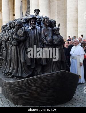 Le pape François dévoile une sculpture commémorant les migrants et les réfugiés intitulée « Anges unawares » de l'artiste canadien Timothy Schmaltz, sur la place Saint-Pétersbourg, au Vatican, le 29 septembre 2019. 'Angels unawares' est une sculpture grandeur nature en bronze et en argile, qui représente un groupe de migrants et de réfugiés de différents milieux culturels et raciaux et de diverses périodes historiques dans le temps. La présence de la sculpture sur la place Saint-Pétersbourg est destinée à commémorer la 105e Journée mondiale des migrants et des réfugiés. Photo par Eric Vandeville/ABACAPRESS.COM Banque D'Images