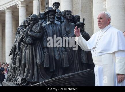 Le pape François dévoile une sculpture commémorant les migrants et les réfugiés intitulée « Anges unawares » de l'artiste canadien Timothy Schmaltz, sur la place Saint-Pétersbourg, au Vatican, le 29 septembre 2019. 'Angels unawares' est une sculpture grandeur nature en bronze et en argile, qui représente un groupe de migrants et de réfugiés de différents milieux culturels et raciaux et de diverses périodes historiques dans le temps. La présence de la sculpture sur la place Saint-Pétersbourg est destinée à commémorer la 105e Journée mondiale des migrants et des réfugiés. Photo par Eric Vandeville/ABACAPRESS.COM Banque D'Images