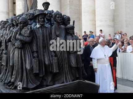 Le pape François dévoile une sculpture commémorant les migrants et les réfugiés intitulée « Anges unawares » de l'artiste canadien Timothy Schmaltz, sur la place Saint-Pétersbourg, au Vatican, le 29 septembre 2019. 'Angels unawares' est une sculpture grandeur nature en bronze et en argile, qui représente un groupe de migrants et de réfugiés de différents milieux culturels et raciaux et de diverses périodes historiques dans le temps. La présence de la sculpture sur la place Saint-Pétersbourg est destinée à commémorer la 105e Journée mondiale des migrants et des réfugiés. Photo par Eric Vandeville/ABACAPRESS.COM Banque D'Images