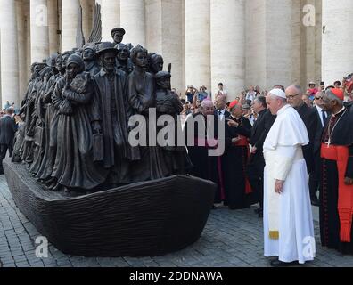 Le pape François dévoile une sculpture commémorant les migrants et les réfugiés intitulée « Anges unawares » de l'artiste canadien Timothy Schmaltz, sur la place Saint-Pétersbourg, au Vatican, le 29 septembre 2019. 'Angels unawares' est une sculpture grandeur nature en bronze et en argile, qui représente un groupe de migrants et de réfugiés de différents milieux culturels et raciaux et de diverses périodes historiques dans le temps. La présence de la sculpture sur la place Saint-Pétersbourg est destinée à commémorer la 105e Journée mondiale des migrants et des réfugiés. Photo par Eric Vandeville/ABACAPRESS.COM Banque D'Images