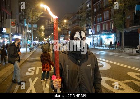 Malgré les restrictions du coronavirus, les gens sont descendus dans la rue pour exiger un changement de politique et un engagement de la part de l'ensemble de la société, en t Banque D'Images