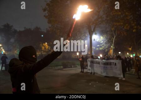 Malgré les restrictions du coronavirus, les gens sont descendus dans la rue pour exiger un changement de politique et un engagement de la part de l'ensemble de la société, en t Banque D'Images