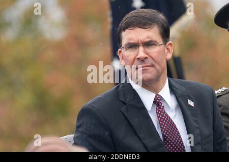 Le secrétaire à la Défense des États-Unis, Mark T. Esper, participe à la cérémonie de bienvenue des forces armées en l'honneur du vingtième président des chefs d'état-major interarmées, Mark Milley, à la base interarmées Myer, en Virginie, le 30 septembre 2019. Crédit: Chris Kleponis / piscine via CNP /ABACAPRESS.COM Banque D'Images