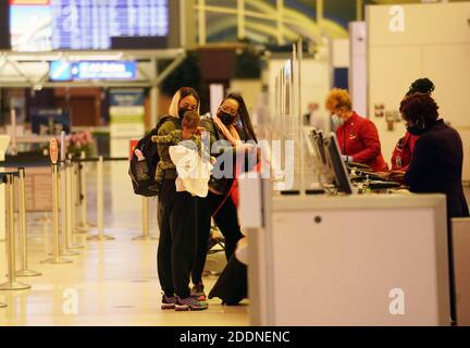 St. Louis, États-Unis. 25 novembre 2020. Les clients au comptoir de billets Delta s'enregistrer à l'aéroport international de Saint-Louis-Lambert à Saint-Louis le mercredi 25 novembre 2020. L'aéroport est normalement rempli de voyageurs partant pour les vacances de Thanksgiving, mais en raison de la pandémie de COVID-19, les gens ont apparemment décidé de rester près de chez eux. Photo par Bill Greenblatt/UPI crédit: UPI/Alay Live News Banque D'Images