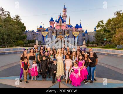 Distribuer la photo de au milieu de l'heure d'Halloween à Disneyland Resort, l'actrice elle Fanning, qui joue Aurora dans "Maleficent: Maîtresse de mal", pose avec des fans devant le château de la Belle au sommeil à Disneyland Park, le 29 septembre 2019. Pendant une période limitée, les clients de Disney peuvent profiter d'un aperçu de « Maleficent: Mistress of Evil » de Disney au Walt Disney présente l'attraction aux studios Disney's Hollywood en Floride et le soir au Sunset Showcase Theatre au parc Disney California Adventure Park en Californie, aux États-Unis. "Maleficent: Maîtresse de mal" ouvre le 18 octobre 2019. Photo par Joshua Sudock/Disneyl Banque D'Images