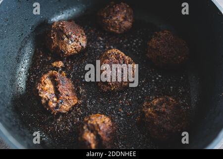 recettes alimentaires saines à base de plantes concept, boulettes de viande vegan fait de haricots noirs, de champignons de mince et de protéines végétales texturées se frit à la poêle Banque D'Images