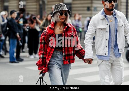 Street style, Camille Callen (Noholita) et son petit ami Saam arrivent au salon prêt-à-porter de la Rédemption Printemps-été 2020, qui s'est tenu à l'Hôtel de ville, Paris, France, le 26 septembre 2019. Photo de Marie-Paola Bertrand-Hillion/ABACAPRESS.COM Banque D'Images