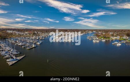 Panorama aérien panoramique de Deale Waterfront docks sur la rive ouest de Chesapeake Bay Maryland, des dizaines de voiliers de luxe amarrés dans la marina. Banque D'Images