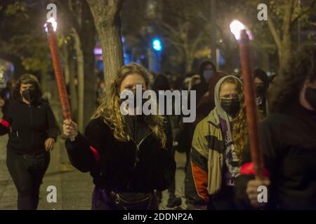 Malgré les restrictions du coronavirus, des gens sont descendus dans la rue pour exiger un changement de politique et un engagement de la part de l'ensemble de la société, dans le quartier de Vallecas, des centaines de personnes ont manifesté pour commémorer la journée internationale contre la violence sexiste sous le slogan « voisin confiné ici sont vos sœurs », les féministes soulignent comment la pandémie aggrave la situation des femmes qui souffrent de violence sexiste, parce qu'elle facilite le contrôle exercé par les agresseurs tout en rendant difficile pour les femmes l'accès aux ressources existantes, encore plus limité dans cette situation de Banque D'Images