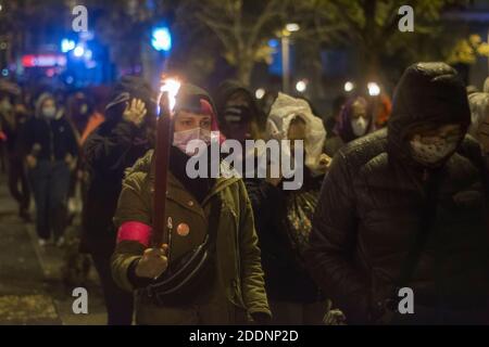 Malgré les restrictions du coronavirus, des gens sont descendus dans la rue pour exiger un changement de politique et un engagement de la part de l'ensemble de la société, dans le quartier de Vallecas, des centaines de personnes ont manifesté pour commémorer la journée internationale contre la violence sexiste sous le slogan « voisin confiné ici sont vos sœurs », les féministes soulignent comment la pandémie aggrave la situation des femmes qui souffrent de violence sexiste, parce qu'elle facilite le contrôle exercé par les agresseurs tout en rendant difficile pour les femmes l'accès aux ressources existantes, encore plus limité dans cette situation de Banque D'Images