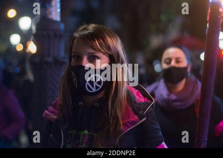 Malgré les restrictions du coronavirus, des gens sont descendus dans la rue pour exiger un changement de politique et un engagement de la part de l'ensemble de la société, dans le quartier de Vallecas, des centaines de personnes ont manifesté pour commémorer la journée internationale contre la violence sexiste sous le slogan « voisin confiné ici sont vos sœurs », les féministes soulignent comment la pandémie aggrave la situation des femmes qui souffrent de violence sexiste, parce qu'elle facilite le contrôle exercé par les agresseurs tout en rendant difficile pour les femmes l'accès aux ressources existantes, encore plus limité dans cette situation de Banque D'Images