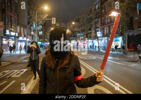 Malgré les restrictions du coronavirus, des gens sont descendus dans la rue pour exiger un changement de politique et un engagement de la part de l'ensemble de la société, dans le quartier de Vallecas, des centaines de personnes ont manifesté pour commémorer la journée internationale contre la violence sexiste sous le slogan « voisin confiné ici sont vos sœurs », les féministes soulignent comment la pandémie aggrave la situation des femmes qui souffrent de violence sexiste, parce qu'elle facilite le contrôle exercé par les agresseurs tout en rendant difficile pour les femmes l'accès aux ressources existantes, encore plus limité dans cette situation de Banque D'Images