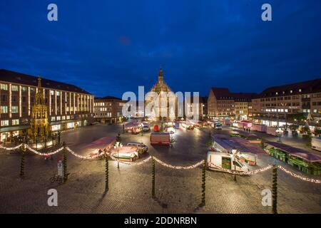 Nuremberg, Allemagne. 23 novembre 2020. La place du marché principal avec la Frauenkirche, dont la galerie le Christ Child de Nuremberg ouvre officiellement le marché de Noël de Nuremberg en dessous chaque année. Le célèbre Christkindlesmarkt de Nuremberg, dont l'ouverture était prévue à l'origine le 27.11.2020, est annulé cette année en raison de la pandémie de Corona. Credit: Daniel Karmann/dpa/Alay Live News Banque D'Images