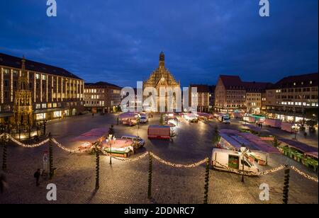 Nuremberg, Allemagne. 23 novembre 2020. La place du marché principal avec la Frauenkirche, dont la galerie le Christ Child de Nuremberg ouvre officiellement le marché de Noël de Nuremberg en dessous chaque année. Le célèbre Christkindlesmarkt de Nuremberg, dont l'ouverture était prévue à l'origine le 27.11.2020, est annulé cette année en raison de la pandémie de Corona. Credit: Daniel Karmann/dpa/Alay Live News Banque D'Images