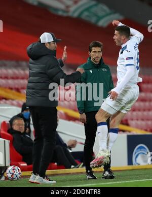 Anfield, Liverpool, Merseyside, Royaume-Uni. 25 novembre 2020. UEFA Champions League football, Liverpool contre Atalanta ; Robin Gosens d'Atalanta collides avec le Manager de Liverpool Jurgen Klopp après avoir chappé le ballon Credit: Action plus Sports/Alamy Live News Banque D'Images