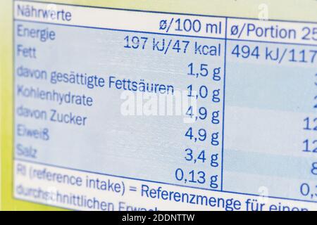 Un tableau nutritionnel sur l'emballage alimentaire Banque D'Images