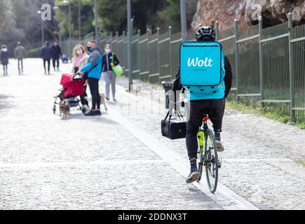 Athènes Grèce. 22 novembre 2020. Wolt Courier à vélo, vue arrière. Service de livraison de nourriture au centre-ville, rue Areophagitou. Lockdow du coronavirus Banque D'Images