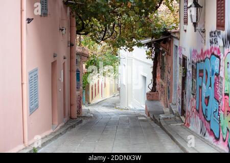 Athènes Grèce. 22 novembre 2020. Bâtiments traditionnels de Plaka et rues piétonnes étroites et escaliers. Architecture de la vieille ville Banque D'Images