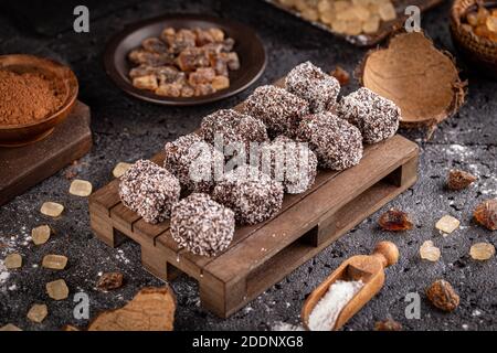 Gâteau australien Lamingtons. Génoise avec glaçage au chocolat et noix de coco râpée Banque D'Images