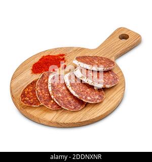 Salami gastronomique avec croûte de moule noble. Salami à saucisse en tranches avec paprika sur planche à découper en bois Banque D'Images
