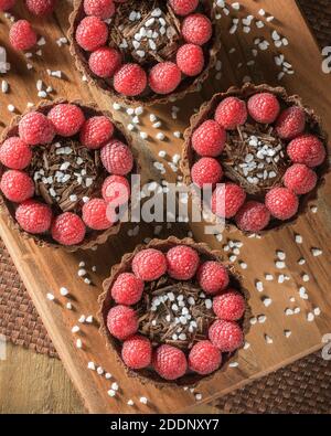 Tartes au chocolat et à la framboise Banque D'Images