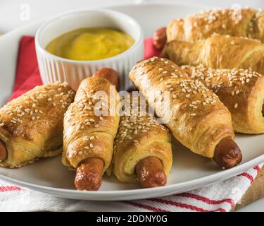 Chiens de Crescent. Croissants pour chiens chauds. Banque D'Images