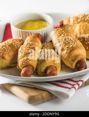 Chiens de Crescent. Croissants pour chiens chauds. Banque D'Images