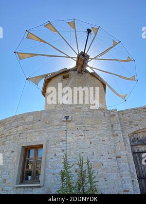 Ancien moulin à vent en pierre blanche avec vieille porte en bois lourde. Destination de vacances et attraction touristique. Banque D'Images