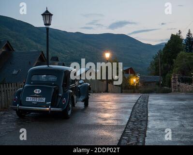 Vieille voiture Citroën traction avant ancienne dans les rues de Benasque au crépuscule. Huesca, Aragón, Espagne Banque D'Images