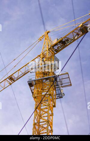 Une tour de grue dans la rue nha trang, vietnam. Banque D'Images