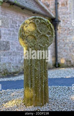 Une ancienne croix sculptée dans le domaine de l'église de St Feock, Feock, Cornouailles, Angleterre, Royaume-Uni. Banque D'Images