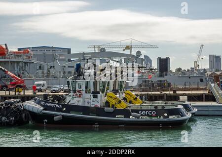 Portsmouth, Royaume-Uni - 8 septembre 2020 : le Serco exploite le remorqueur SD Christina amarré dans le chantier naval Royal Navy de Portsmouth Harbour sur un summe ensoleillé Banque D'Images