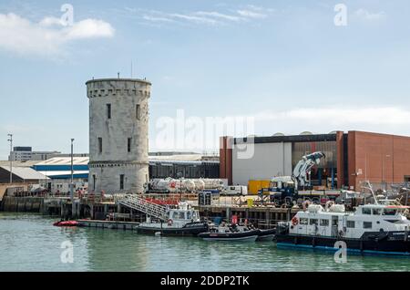 Portsmouth, Royaume-Uni - 8 septembre 2020 : navires amarrés près de la tour ronde historique à la base navale royale de Portsmouth Harbour, Hampshire, par une journée ensoleillée. Banque D'Images