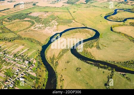 Golovintsy, région de Gomel, Bélarus. Vue aérienne Green Meadow et Curved River Landscape en été ensoleillé. Vue de dessus de la magnifique nature européenne de Banque D'Images