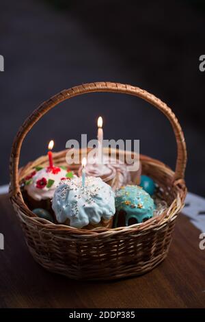 pain de pâques russe slave kulich pasca dans le panier en osier avec bougies Banque D'Images