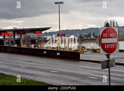 Surrey, Canada. 25 novembre 2020. La frontière canado-américaine est fermée à Surrey (Colombie-Britannique), Canada, le 25 novembre 2020. La frontière américaine et canadienne est restée fermée au trafic non essentiel depuis mars en raison de la COVID-19. Des amis et des parents canadiens et américains se rencontrent pendant la semaine américaine de Thanksgiving le long de la frontière, bien qu'ils soient séparés par la fermeture de la frontière. Le parc national historique de Peace Arch est à cheval sur la frontière, ce qui permet à des personnes des deux nationalités de se réunir pendant la fermeture de la frontière pandémique en vigueur depuis mars. Crédit : Andrew Soong/Xinhua/Alay Live News Banque D'Images